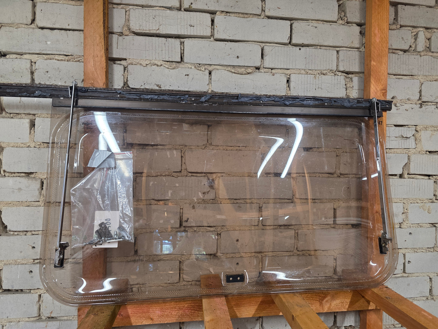 TEC Ausstellfenster 95cm x 50cm mit Fensterschiene Seitenfenster Wohnwagen
