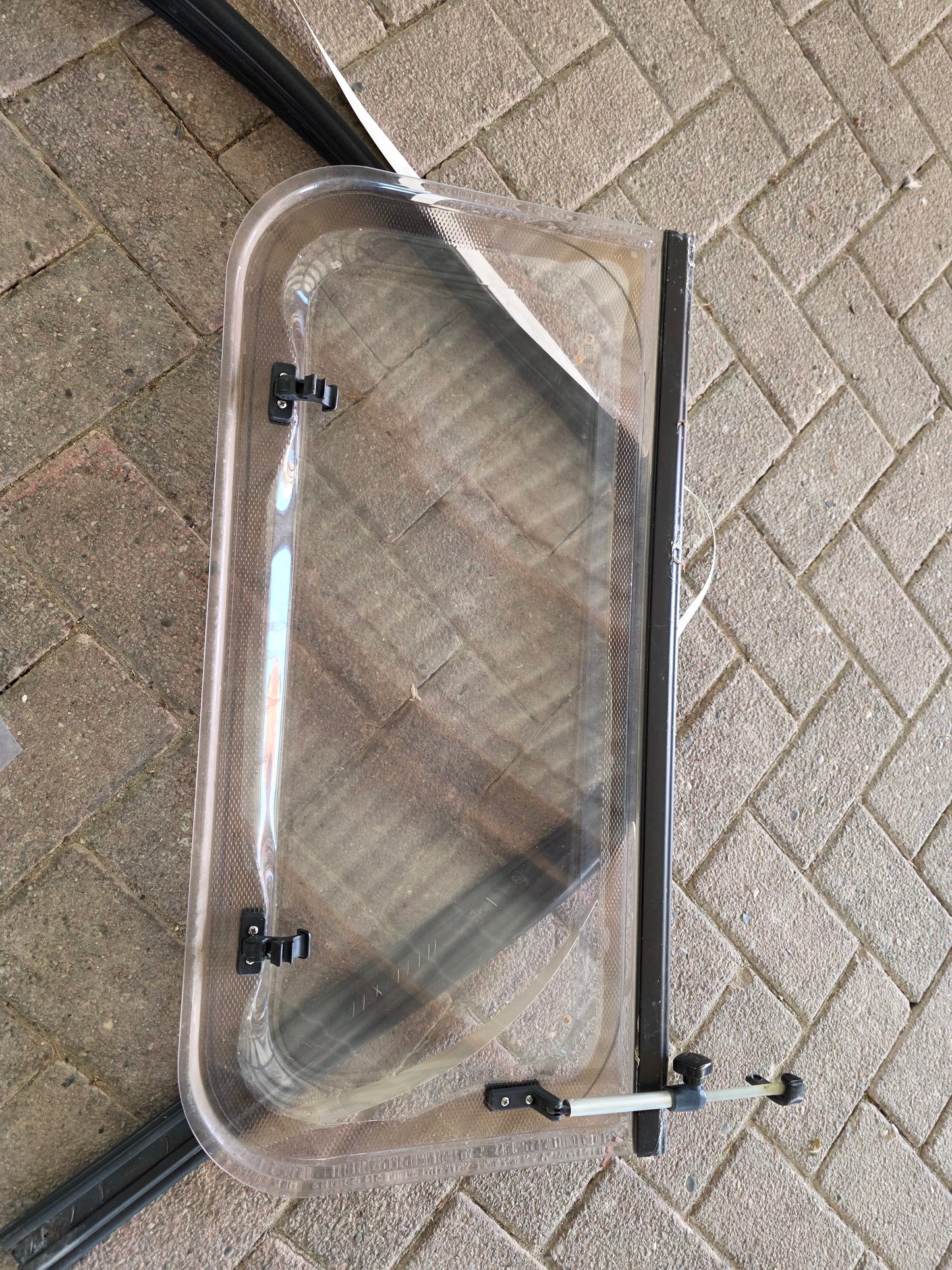 LMC 530P Ausstellfenster 75cm x 37cm Seitenfenster Wohnwagen
