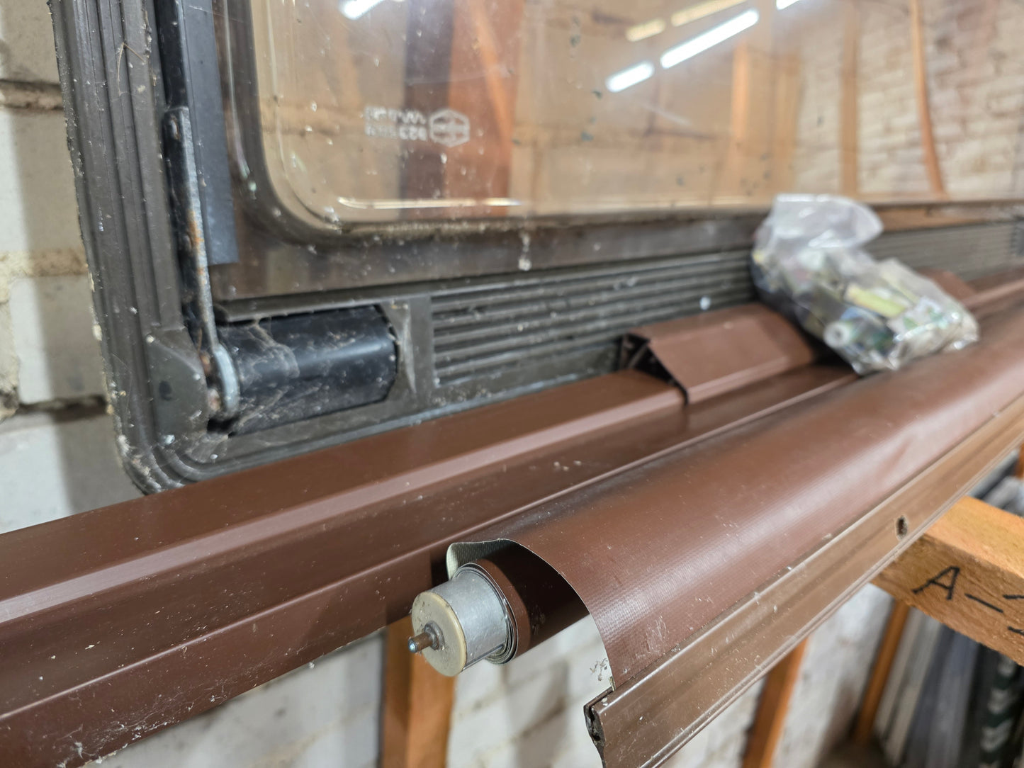 Tabbert 600 Ausstellfenster 120cm x 55cm mit Rahmen und Rollo Seitenfenster Wohnwagen